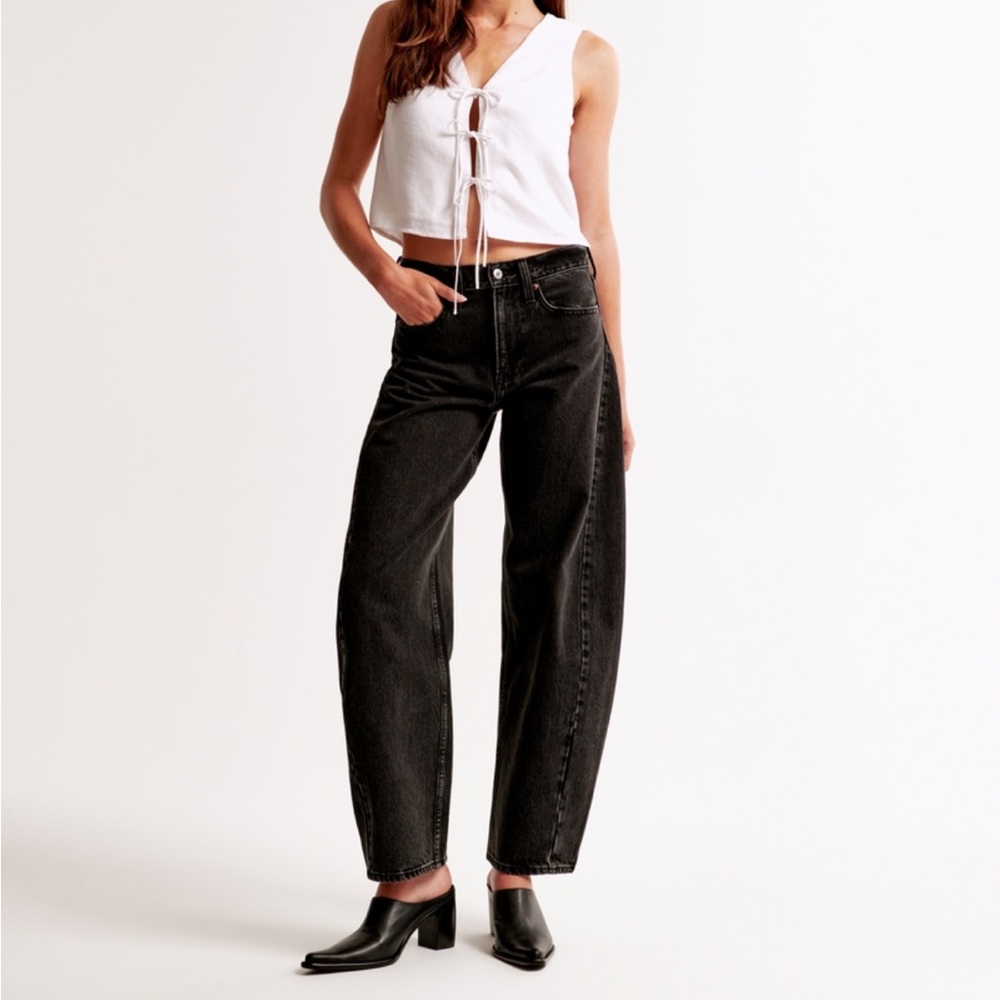Abercrombie & Fitch - Mid Rise Barrel Jeans